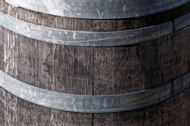 Gümüş halkalar, ya da halkalar, şarap fıçısının etrafında.