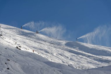 Bir kayak alanı kar makinelerinin karıyla kaplanır.
