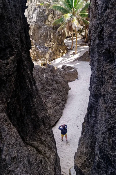 Посетитель Выглядит Маленьким Смотрит Вниз Chasm Ниуэ — стоковое фото