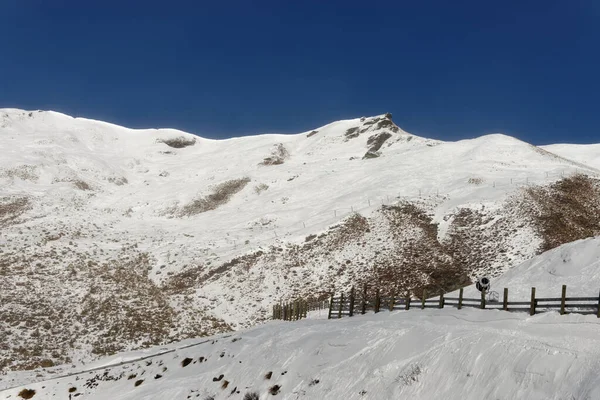 Снежные Горы Фоне Солнечного Голубого Неба — стоковое фото