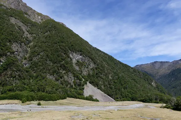 Valle Está Rodeado Montañas Cubiertas Arbustos — Foto de Stock