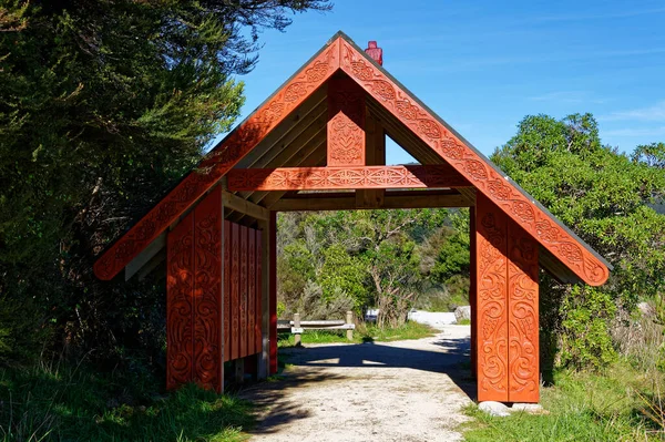 Yeni Zelanda 'nın Abel Tasman Milli Parkı girişinde ya da çıkışında bir Maori kapısı