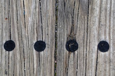 Yaşlı ahşap uykucular yerde, yivlerinde güzel çakıllar var, üzerinde dairesel yanık izleri var..