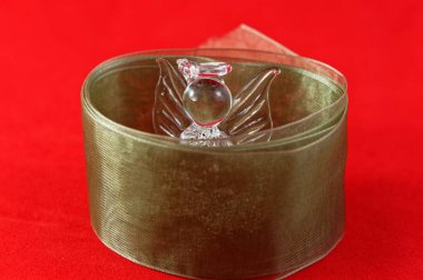 Noel meleği yeşil kurdelesinden zirveye ulaşıyor.