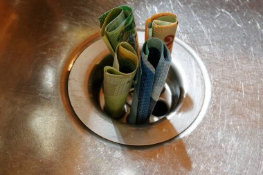 İsrafı resmetmek için para suyunu çekti.