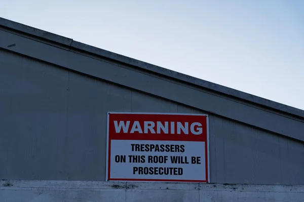 Dieses Schild Einem Gebäude Warnt Die Menschen Davor Aufs Dach — Stockfoto