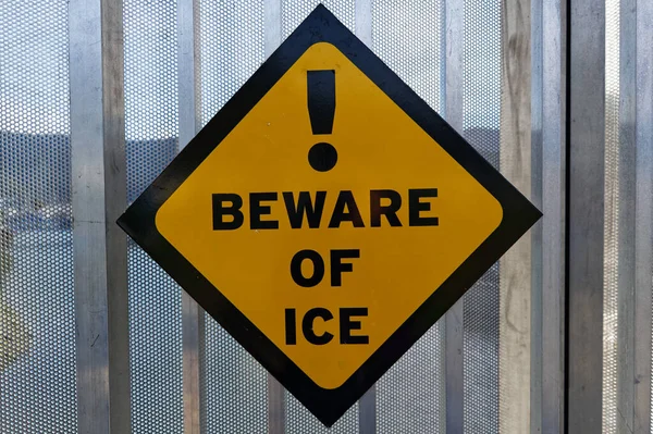 氷の標識に注意してください滑りの可能性の歩行者に警告します — ストック写真