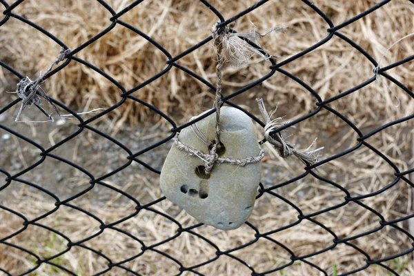 塀の上に吊るされた大きな石 — ストック写真