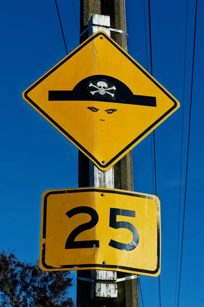 Graffiti Zmienia Żółty Czarny Znak Ostrzegawczy Pirata — Zdjęcie stockowe