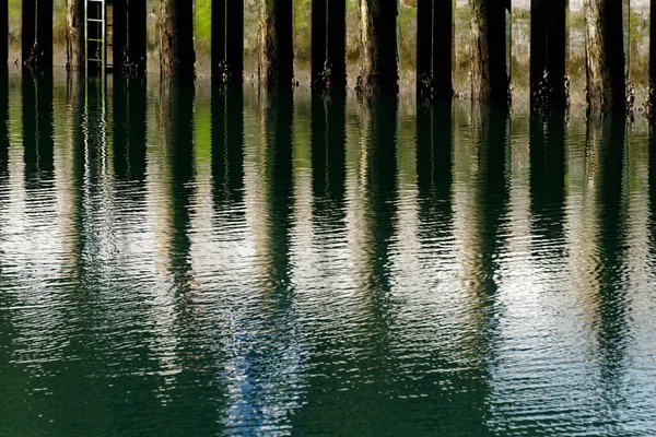 Reflet Des Postes Dans Mer — Photo