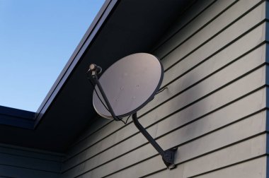 Meteoroloji binasının yanında gri bir parabolik tabak.