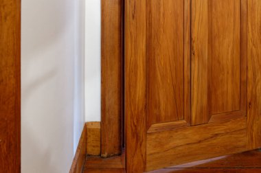 Bir kapı hafifçe açılır, aralık durur ve sizi diğer tarafta ne olduğunu merak etmeye davet eder.