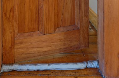 Ahşap zemine bir sosis konur, ahşap kapı açılır, bu kapı yılanları yavaş ısı kaybına yardımcı olur.