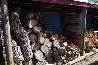 Kışın kulubede çıra ve yakacak odun.