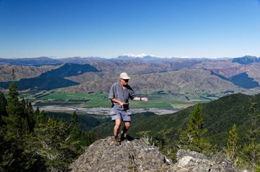 Dans etmek için geleneksel bir yer değil, bir adam dağlık bir çıkıntıda dans eder.