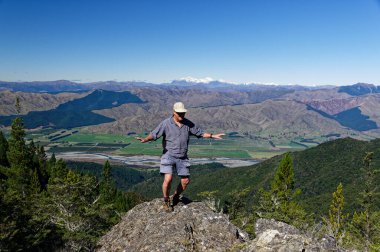 Bir tepede dans et ve dünyaya hayattan zevk aldığını göster.