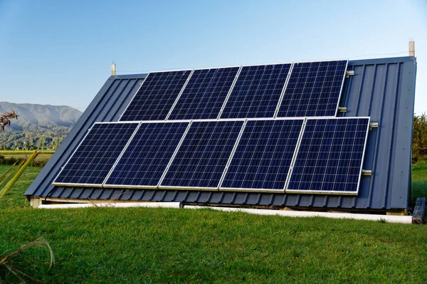 Painéis Solares Alimentam Sistema Eletricidade Fora Rede — Fotografia de Stock