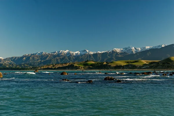 Hermoso Mar Verde Azulado Arranca Montañas Cubiertas Nieve Kaikoura Nueva — Foto de Stock