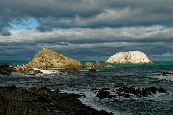 Солнце Освещает Маленький Остров Море — стоковое фото