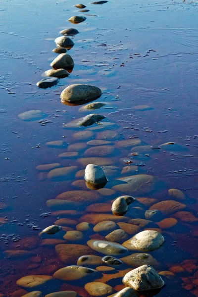 Steine Wasser Mit Steinen Darunter lizenzfreie Stockfotos