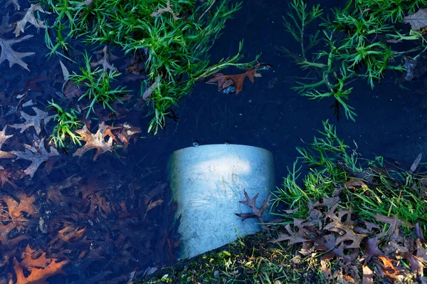 Ein Weißes Rohr Leitet Wasser Aus Einem Überlaufenden Rohr Stockbild