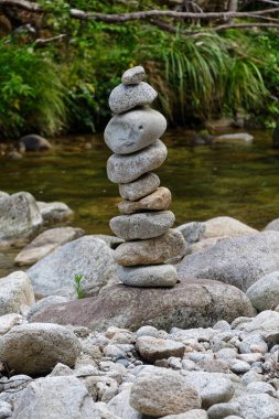 Nehrin kenarında bir yığın taş üst üste yığılmış.