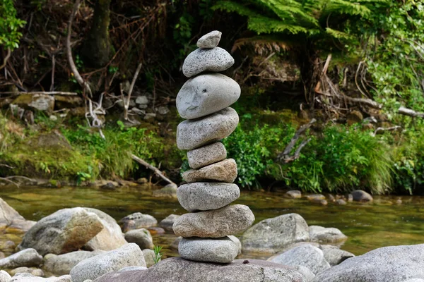 Bir nehir kenarı yaratımı ya da belki bir cairn, bir patika boyunca yol işareti.