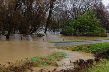 İşkence yağmuruna tutulan sularla dolmuş yollarda. Motueka, Yeni Zelanda 17 Temmuz 2021. Yeni Zelanda 'nın Güney Adası' ndaki seller sırasında tehlikeli sel koşulları nedeniyle yollar kapatıldı..  