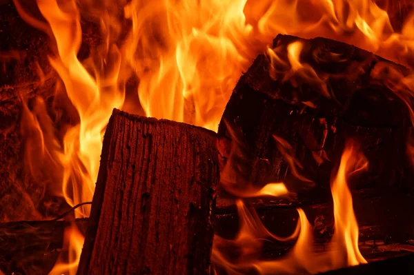 Açık Bir Şömine Yakacak Odun Parçalarıyla Doludur — Stok fotoğraf