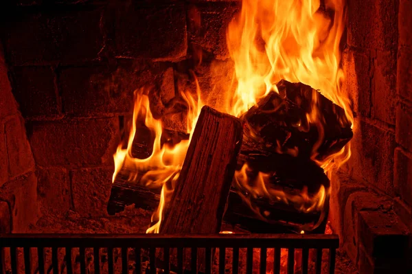 Otwarty Ogień Kratą Pożarową Przodu Dobrze Się Pali — Zdjęcie stockowe