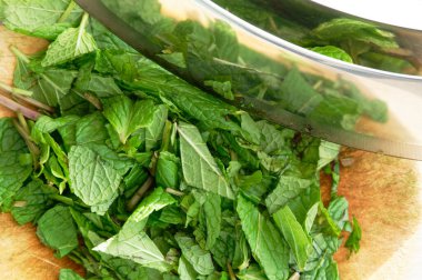 Bir sallanan bıçak, aynı zamanda mezzaluna çift bıçak olarak da bilinir. Nane yapraklarını ince ince kesmek için kullanılır.