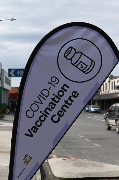Covid Vaccination Centre 플래그는 뉴질랜드에서 접종을 수있는 나타냅니다 로열티 프리 스톡 사진