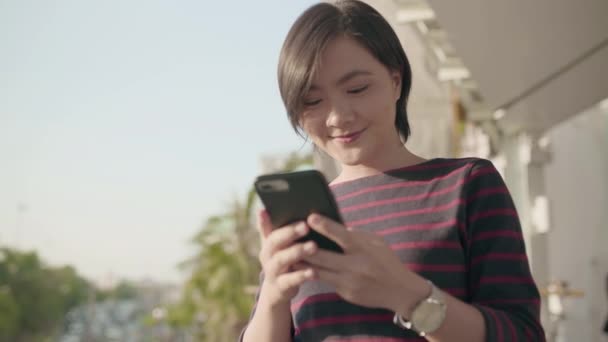 Felice Donna Asiatica Cammina Lungo Strada Della Città Utilizzare Smartphone — Video Stock