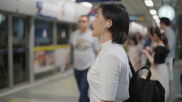 Portrét Asijské Ženy Sluchátkem Poslech Hudby Pomocí Smartphone Pro Chatování — Stock video