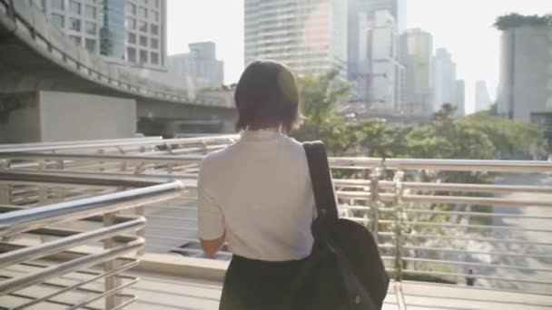 Portrét Asijské Ženy Sluchátkem Poslech Hudby Pomocí Smartphonu Pro Chatování — Stock video