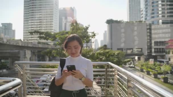 Portret Van Aziatische Vrouw Met Oortelefoon Muziek Luisteren Met Behulp — Stockvideo