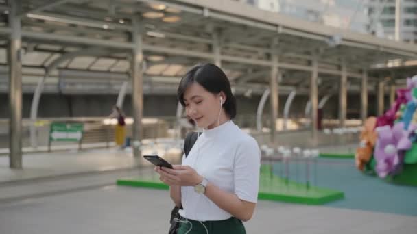 Portret Van Aziatische Vrouw Met Oortelefoon Muziek Luisteren Met Behulp — Stockvideo