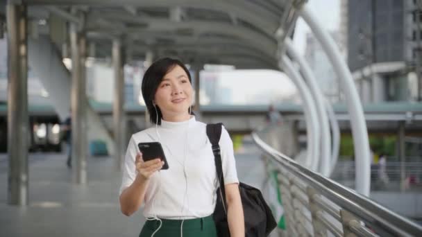Porträtt Asiatisk Kvinna Med Hörlurar Lyssna Musik Och Använda Smartphone — Stockvideo