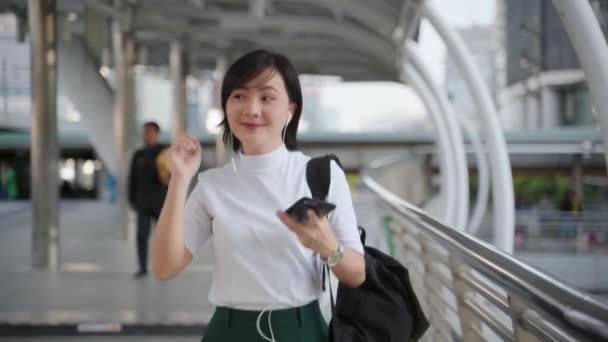 Portrait Femme Asiatique Heureuse Avec Écouteurs Écoutant Musique Utilisant Smartphone — Video