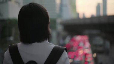 Şehirde dikilip etrafa bakınan üzgün Asyalı kadın portresi Yalnızlığı hisset Negatif duyguları