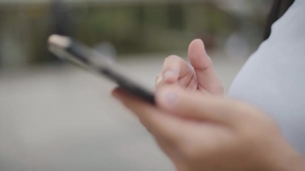 快乐的亚洲女人走在城市街道上 用智能手机 积极的情绪 — 图库视频影像