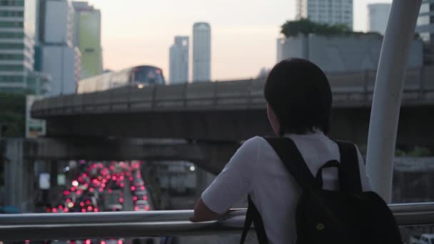 Tristezza Donna Asiatica Piedi Sulla Strada Della Città Utilizzare Smartphone — Video Stock