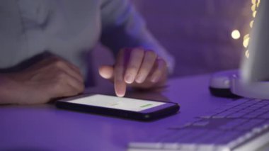 Ofis masasının ve iş kadınının ellerinin resimlerini çek ve geceleri grafik verileriyle akıllı telefon kullan. Kamera paraşütü efekti taşınıyor.