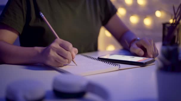 Kobiece Ręce Pisać Notebooku Pomocą Smartfona Nocy — Wideo stockowe