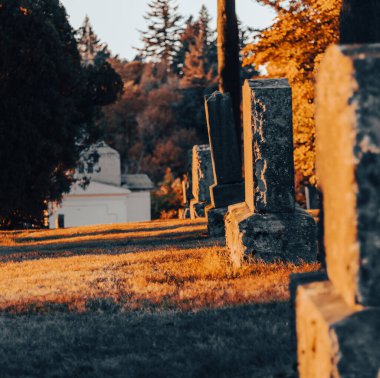 Gün batımından önceki altın saat boyunca mezar taşları.