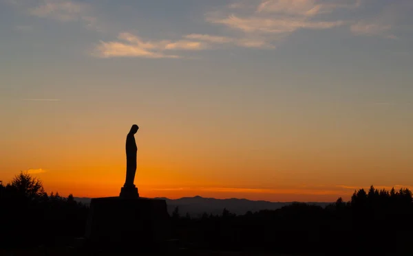 Tombstone Staty Silhuett Efter Solnedgången Med Orange Glöd Himlen — Stockfoto