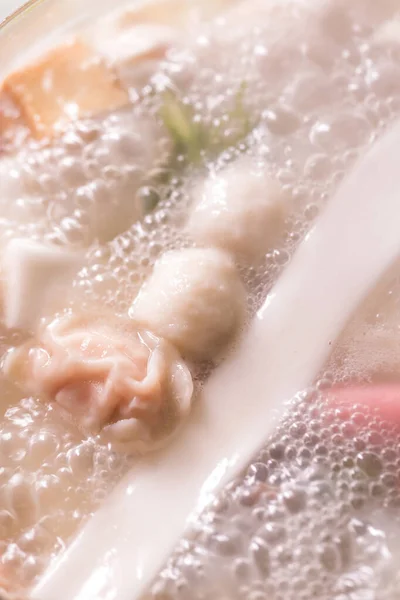Tambahkan Berbagai Bahan Untuk Sup Mendidih Dalam Panci Panas — Stok Foto
