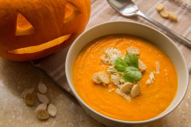 Kızarmış balkabağı çorbası..