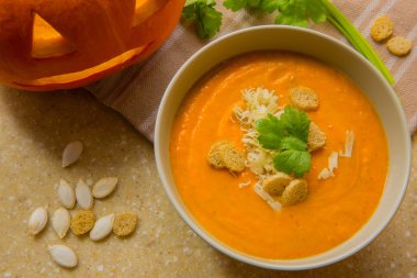 Kızarmış balkabağı çorbası..