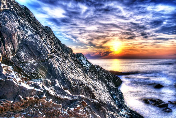 Naplemente a tengerre, a sziklák. — Stock Fotó